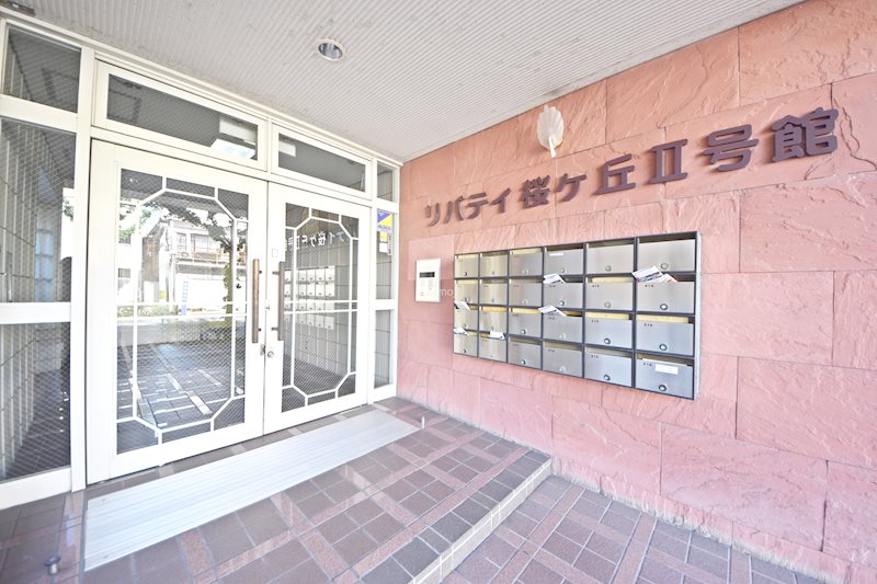 貸店舗・事務所　八尾市 桜ヶ丘３丁目　リバティ桜ケ丘Ⅱ号館 エントランス