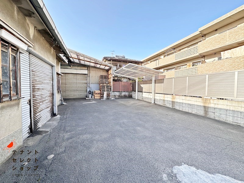 貸倉庫・事務所　八尾市 南本町３丁目　広さ約６３坪　駐車スペース付き　第一種住居地域 リビング