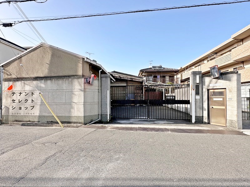 貸倉庫・事務所　八尾市 南本町３丁目　広さ約６３坪　駐車スペース付き　第一種住居地域 ベッドルーム