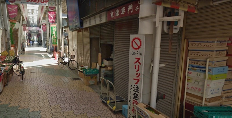 貸店舗・事務所　八尾市 本町４丁目　広さ約１０坪　ファミリーロード商店街内　路面店　八尾天満宮店舗 玄関