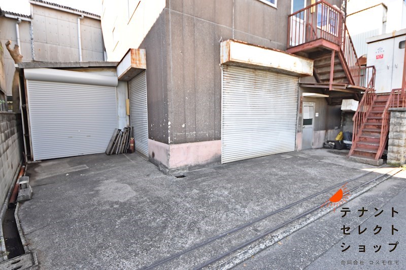 貸工場・倉庫　八尾市 太田新町７丁目　前面駐車スペース付き 玄関
