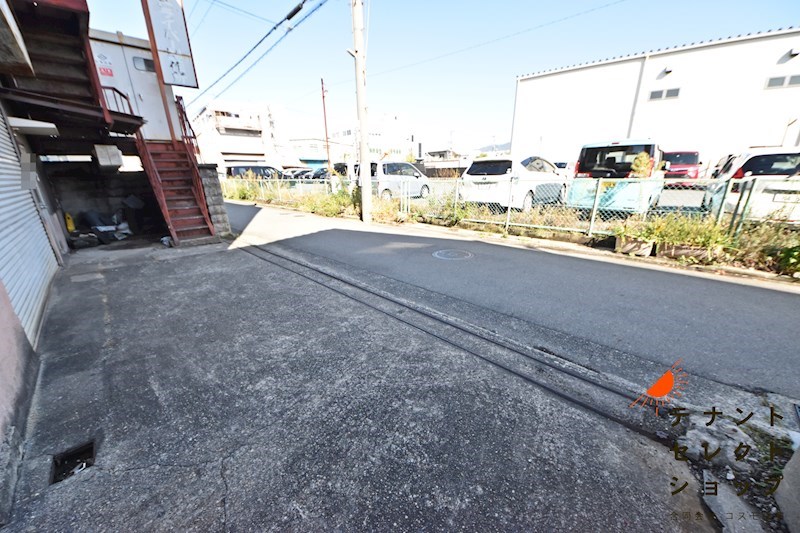 貸工場・倉庫　八尾市 太田新町７丁目　前面駐車スペース付き ベランダ