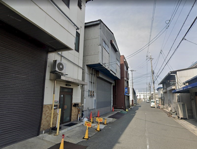 貸倉庫　大阪市　生野区 巽南２丁目　クレーン付き　前面駐車スペース有り 玄関