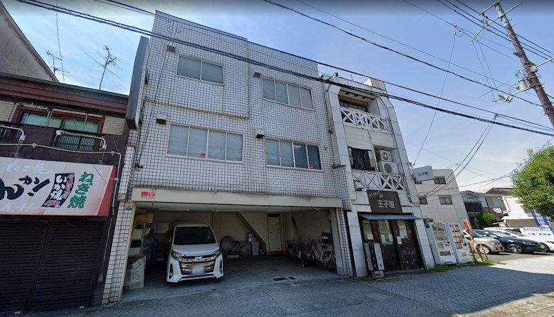 貸店舗・事務所　大阪市 阿倍野区元町　シャッター付きガレージ３台分有り 外観