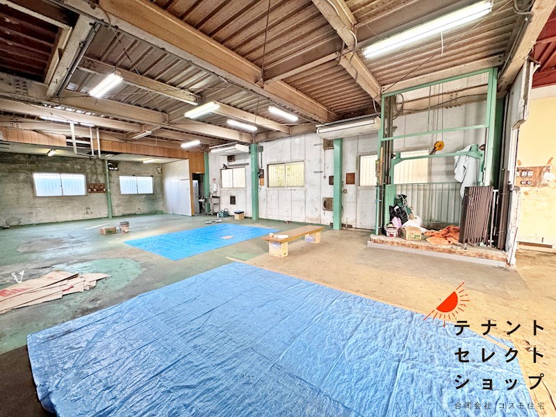 貸工場・倉庫　八尾市 山賀町２丁目　一棟貸し　貨物用EV付き 玄関