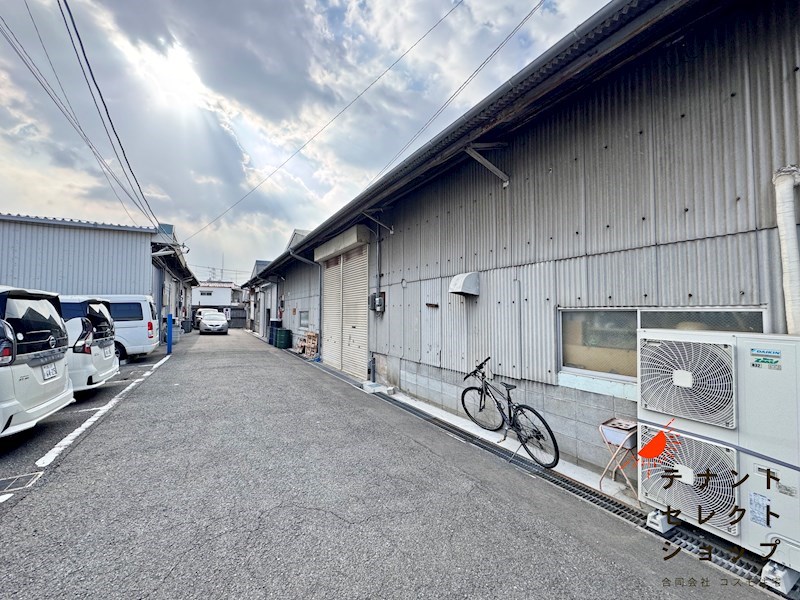 貸工場・倉庫　八尾市 南亀井町２丁目　広さ約４０坪　※２区画利用 ベランダ
