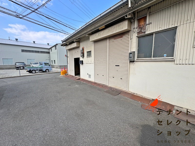 貸工場・倉庫　八尾市 亀井町１丁目　前面駐車スペース有り　平屋建て ベランダ
