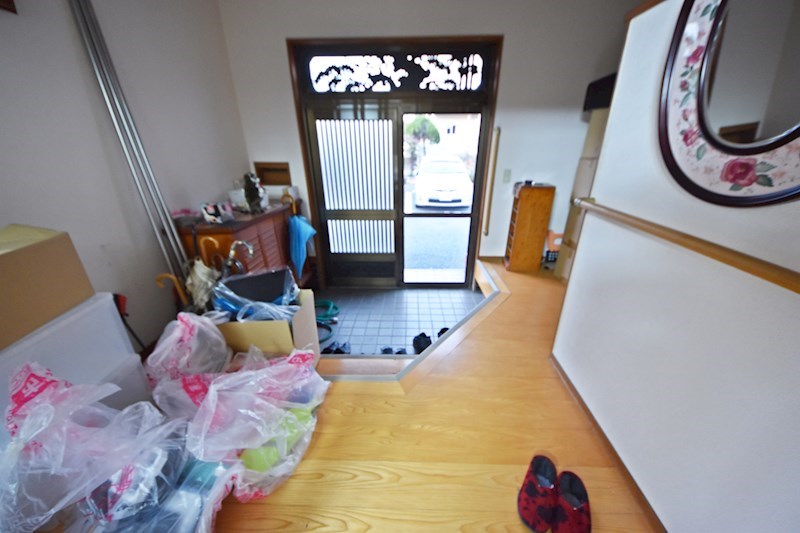 貸事務所・軽作業所　八尾市 高砂町４丁目　駐車スペース付き　一戸建て 玄関